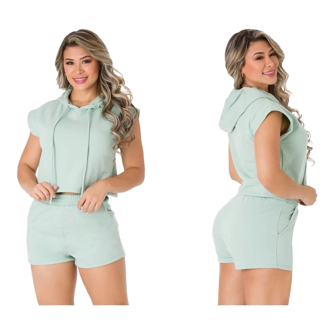 Mid-thigh set, the top of the sweater fits your body perfectly.
